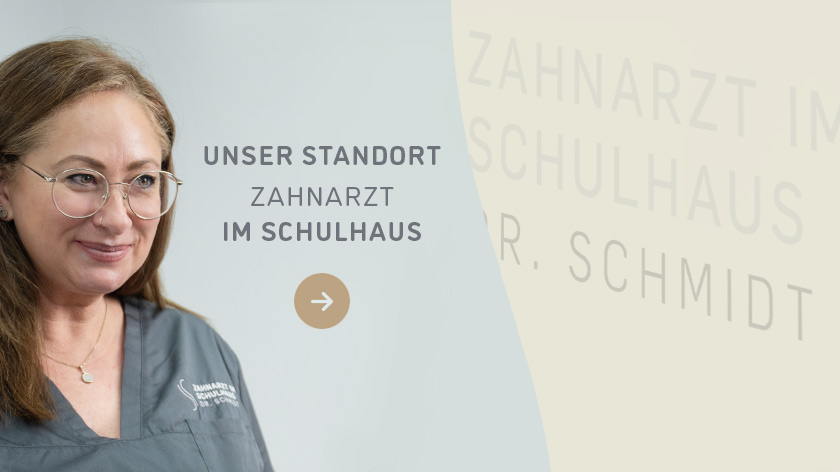 Mitarbeiterin mit künstlichem Gebiss in der Hand